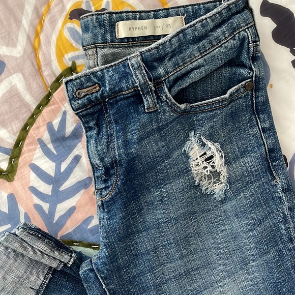 Pilcro Anthropologie distressed cropped denim in “hyphen” style. Size 25. - Picture 3 of 5